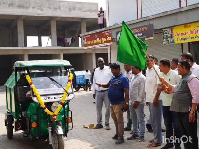 માંડવી: તાલુકા મથક ખાતે ધારાસભ્ય કુંવરજીભાઇ હળપતિ ના હસ્તે ડોર ટુ ડોર કચરાના નિકાલ માટેની  ઇ.રીક્ષા નું લોકાર્પણ કરાયું