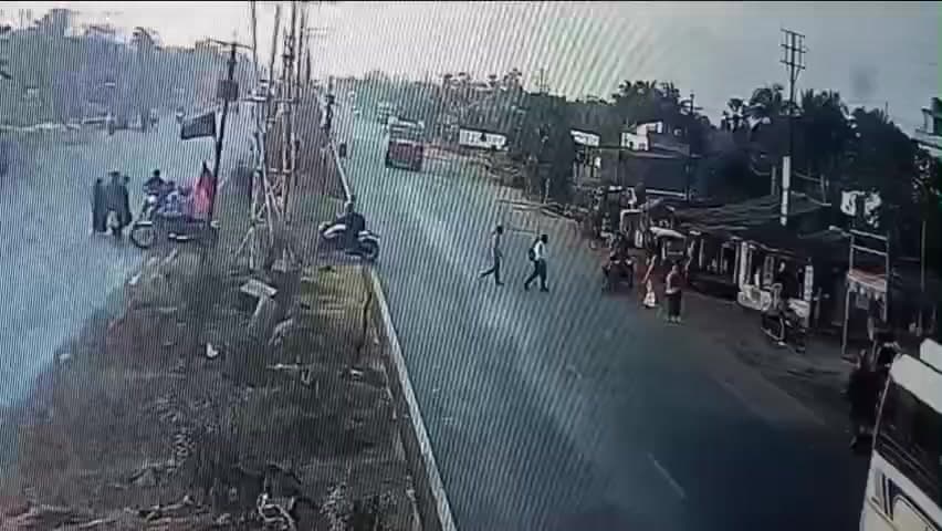 হলদিয়া: হলদিয়া মেছাদা ১১৬ নম্বর জাতীয় সড়ক  হলদিয়া তালপুকুরে  একটি তেল ট্যাংকার বেপরোয়া ভাবে দোকানে ঢুকে যায় নিহত এক আহত ৫