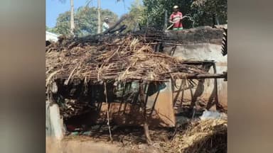 মানবাজার ২: পাইসাগড়া গ্রামে আগুনে ভস্মীভূত এক শবর পরিবারের বাড়ি,পাশে প্রশাসন