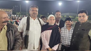 વંથળી: પ્રખ્યાત ઢોલક વાદક હાજીભાઈ મીર (હાજી રમકડું) ને પદ્મશ્રીનું સન્માન મળતા સાવજ ડેરીના ચેરમેને રૂબરૂ મળી અભિનંદન પાઠવ્યા