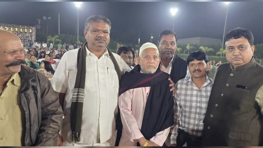 વંથળી: પ્રખ્યાત ઢોલક વાદક હાજીભાઈ મીર (હાજી રમકડું) ને પદ્મશ્રીનું સન્માન મળતા સાવજ ડેરીના ચેરમેને રૂબરૂ મળી અભિનંદન પાઠવ્યા