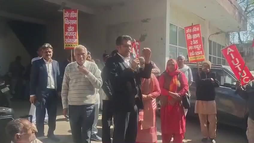 सोनीपत निगम दफ्तर में देश व्यापी हड़ताल को संबोधित करते हुए एडवोकेट कपिल।