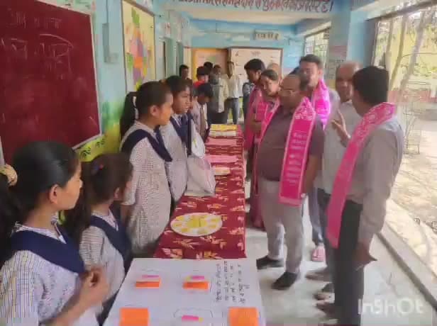 पेटलावद: पीएम श्री विद्यालय झकनावदा में टीएलएम प्रदर्शनी का आयोजन, 80 विद्यार्थियों ने दिखाई रचनात्मक प्रतिभा