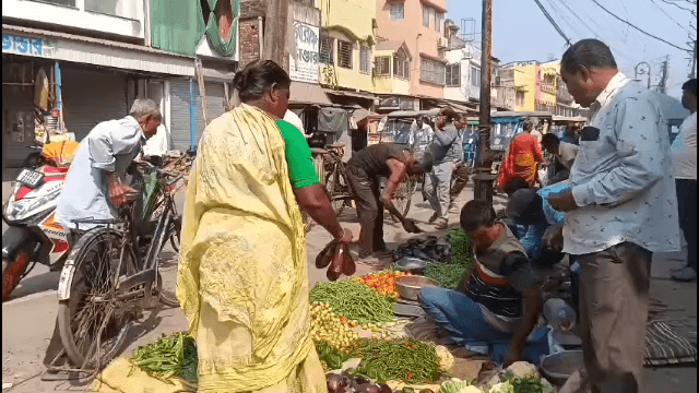 রানাঘাট ২: কেন্দ্রীয় সরকারের শ্রমিক নীতির বিরুদ্ধে প্রতিভার জানিয়ে বিভিন্ন ট্রেড ইউনিয়নের ডাকা ধর্মঘটের প্রভাবই পারলোনা রানাঘাটে
