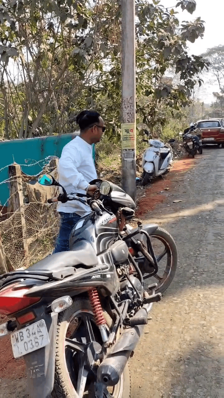 গোপীবল্লভপুর ২: রাস্তায় আটকে পরীক্ষার্থী, নিজের বাইকে করে পরীক্ষার্থীকে রান্টুয়া সেন্টারে পৌঁছে দিলেন ব্লক যুব তৃণমূলের সভাপতি