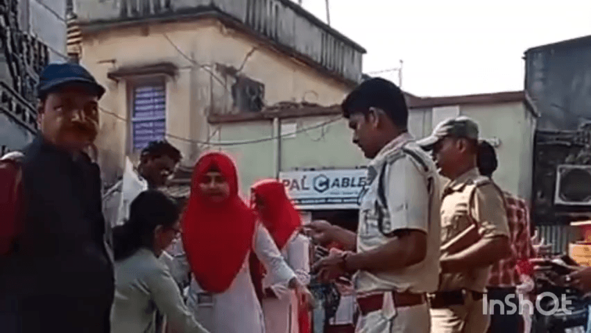 জামালপুর: জামালপুর থানা পুলিশের পক্ষ থেকে পেন ও শুভেচ্ছা বার্তা দেওয়া হল উচ্চ মাধ্যমিক পরীক্ষার্থীদের জামালপুরে