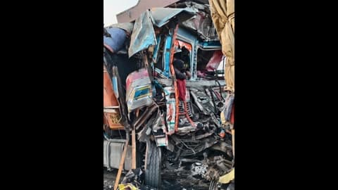 बाराचट्टी: केवलिया मोड़ के पास खड़े ट्रक में पीछे से आ रहे ट्रक ने मारी टक्कर, चालक की मौके पर ही मौत