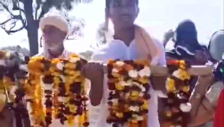 आसीन्द: आसींद क्षेत्र में मां-बेटे के प्रेम की मिसाल, 80 वर्षीय अंधी मां को कावड़ में बैठाकर 15 किमी पैदल ले गए दर्शन कराने