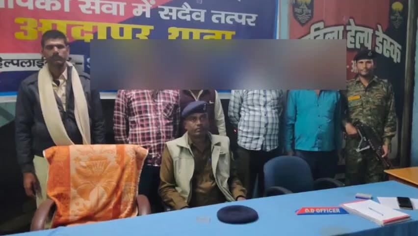 आदापुर: जिले के आदापुर थानान्तर्गत गश्ती के दौरान शराब का सेवन करने वाले 5 व्यक्तियों को पुलिस ने किया गिरफ्तार