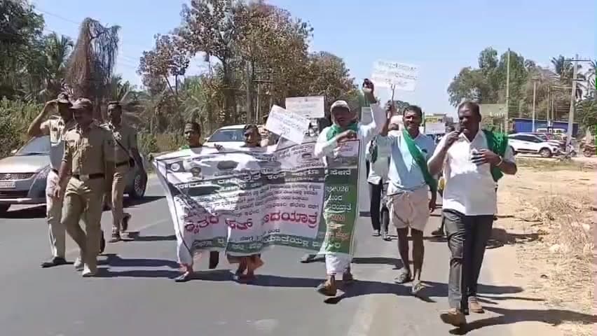 ಹೊಳಲ್ಕೆರೆ: ಪಟ್ಟಣದಿಂದ‌ ಚಿತ್ರದುರ್ಗಕ್ಕೆ ರೈತ ಸಂಘದ ವತಿಯಿಂದ ಬೃಹತ್ ಪಾದಯಾತ್ರೆ