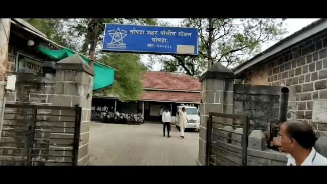 चोपडा: चोपडा तालुक्यातील आडगाव गावात नागलवाडी वराड रस्त्यावर गोवंश वाहतूक करणारे वाहन पकडले, चोपडा शहर पोलिसात गुन्हा दाखल