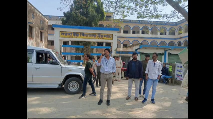 নওদা: নওদায় উচ্চমাধ‍্যমিক পরীক্ষা কেন্দ্রে পরিদর্শন করেন জেলা পরিষদের শিক্ষা কর্মাধ্যক্ষ