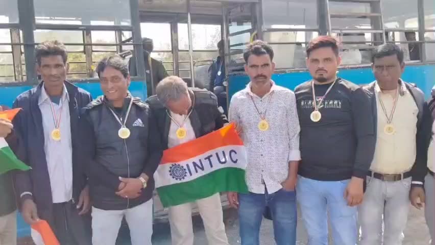 ফরাক্কা: জঙ্গিপুরে জাতীয় কংগ্রেসের কর্মী সভায় ফারাক্কা থেকে রওনা কর্মী সমর্থকেরা