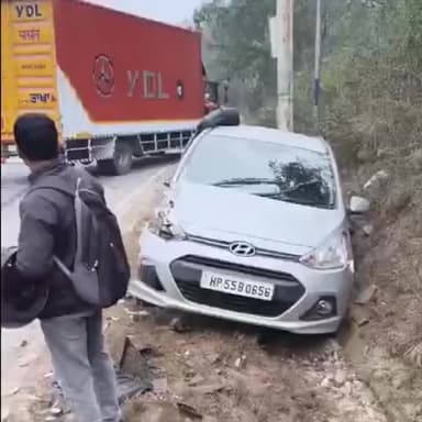 टिहरा सुजानपुर: भलेठ के पास दो वाहनों की टक्कर, सभी सवारियां सुरक्षित रहीं
