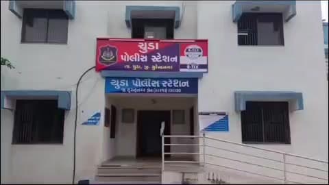 ચુડા: ચુડા ના નવી મોરવાડ ગામના પાટિયા પાસે દુકાનમાં શંકાસ્પદ રીતે છુપાયેલો શખ્સ તલવાર સાથે પોલીસે ઝડપી પાડ્યો