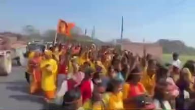 थावे: चित्तू टोला गांव के शिव मंदिर से निकली भव्य कलश यात्रा, 1001 महिलाएं हुईं शामिल, हर हर महादेव से गूंजा नगर
