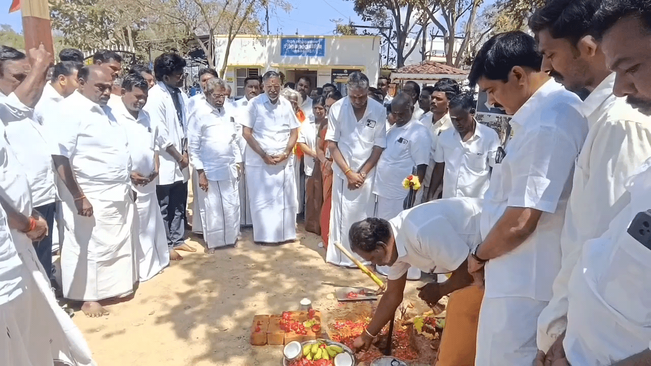 பாலக்கோடு: பாலக்கோடு அரசு மருத்துவமணை வளாகத்தில்  ரூ.6.37 லட்சம் மதிப்பீட்டில் பேவர் பிளாக் சாலை அமைக்க  கே.பி. அன்பழகன் எம்.எல்.ஏ பூமி பூஜை