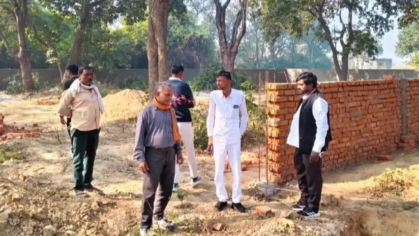 रुधौली: रुधौली नगर पंचायत अध्यक्ष ने कब्रिस्तान के निर्माणाधीन बाउंड्रीवाल का किया निरीक्षण