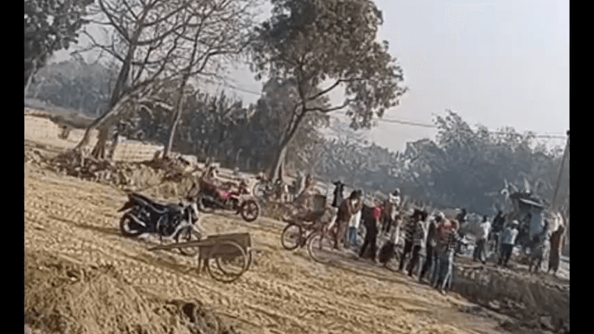 জলঙ্গি: জলঙ্গীর ফরিদপুরে ডাম্পার বিপত্তি , অল্পের জন্য রক্ষা পেল চালক