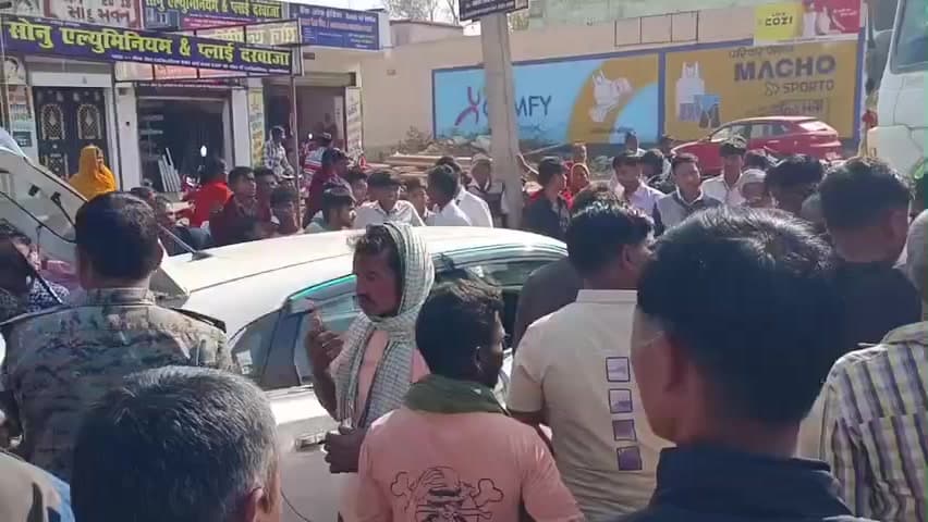 विष्णुगढ़: टाटीझरिया चौक के पास एनएच-522 पर हाइवा ने कार को मारी टक्कर, चालक बाल-बाल बचा