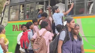 பாப்பிரெட்டிபட்டி: தர்மபுரியில் அரசு பேருந்துகளின் எண்ணிக்கை குறைவு காரணமாக தனியார் பேருந்துகளில் படியில் தொங்கியபடி மிகுந்த சிரமத்துடன் மாணவர்கள்