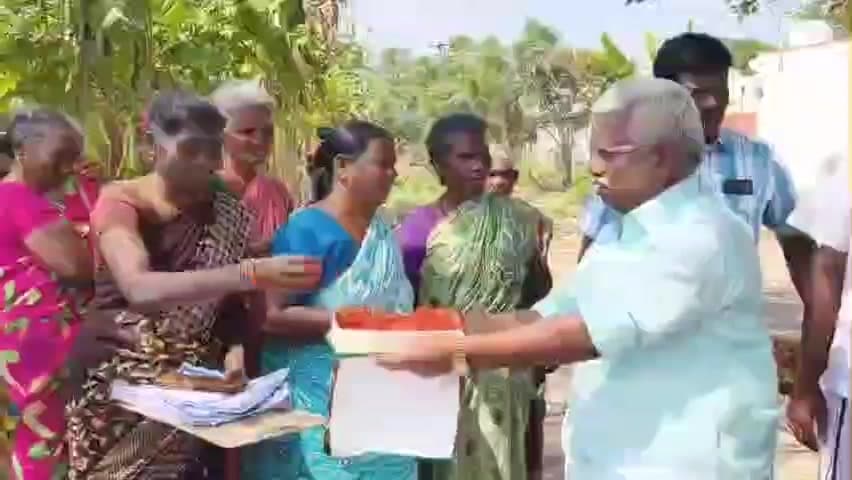 திருவெண்ணைநல்லூர்: மகளிர் உரிமை தொகை 5000  வரவு வைக்கப்பட்டதை தொடர்ந்து, சி. மெய்யூர் கிராமத்தில்   மகளிர் முன்னிலையில் பட்டாசு வெடித்து இனிப்புகள் வழங்கி மகிழ்ந்த திமுக