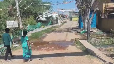 ಯಳಂದೂರು: ಕಂದಹಳ್ಳಿಯಲ್ಲಿ ರಸ್ತೆ ಮೇಲೆ ಹರಿಯುತ್ತಿರು ಚರಂಡಿ ನೀರು