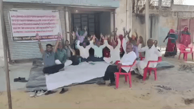 नारायणपुर: कांसली शुक्ला वास रोड पर ओवरलोड वाहनों को बंद करने को लेकर धरना 43वें दिन भी जारी