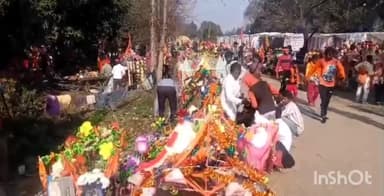 नगीना: कोतवाली देहात क्षेत्र के हिन्दुपुर बार्डर सहित कई स्थानों पर कांवड़ियों का जन सैलाब उमड़ा, पुलिस कर रही है सेवा