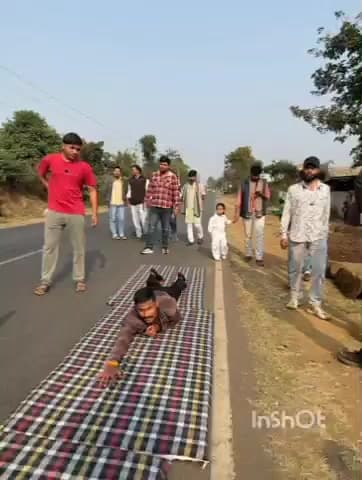 थांदला: 7 सूत्रीय मांगों को लेकर थांदला से एक युवक ने झाबुआ तक दंडवत यात्रा शुरू की