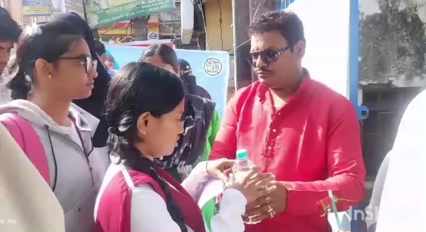 পান্ডুয়া: পান্ডুয়ায় উচ্চ মাধ্যমিকের পরীক্ষার্থীদের শুভেচ্ছা জানালেন জেলা তৃণমূলের সাধারণ সম্পাদক