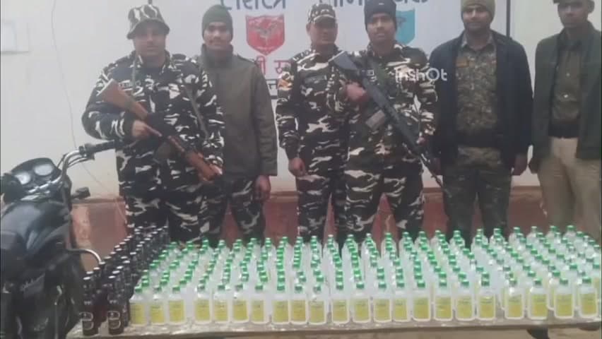 बनकटवा: पुलिस एवं SSB के जवानों ने नेपाली शराब के साथ एक बाइक को किया ज़ब्त