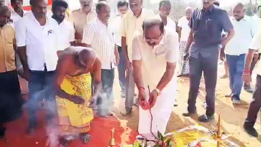 ஒட்டன்சத்திரம்: தொப்பம்பட்டி ஊராட்சி ஒன்றியத்திற்குட்பட்ட பல்வேறு ஊராட்சிப் பகுதிகளில் 
ரூ.61 இலட்சம்  மதிப்பீட்டிலான திட்டப்பணிகளுக்கு அடிக்கல் நாட்டிய அமைச்சர்
