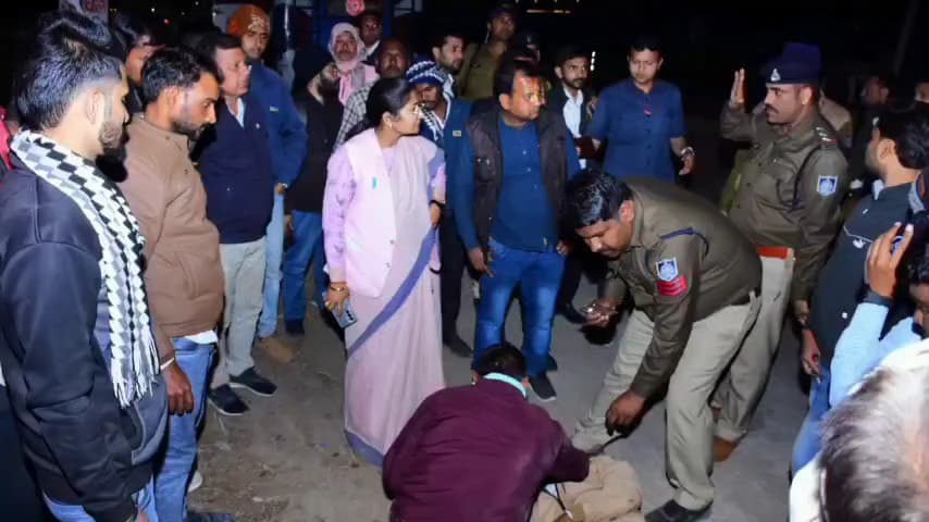 कोटर: सड़क पर घायल युवकों की मदद के लिए रुकीं राज्यमंत्री प्रतिमा बागरी