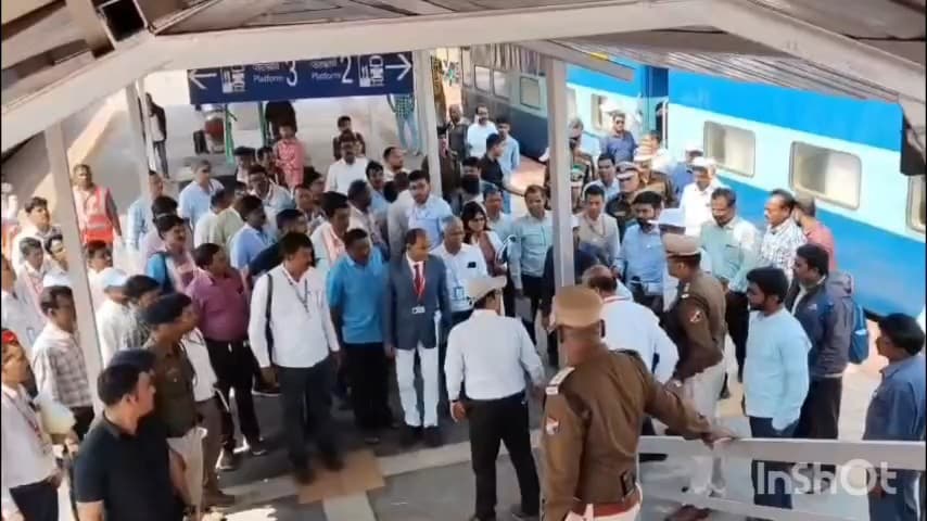दरभा: पूर्वी तट रेलवे के महाप्रबंधक परमेश्वर फंकवाल ने डीलमिली रेल लाइन का निरीक्षण किया, अधिकारियों को दिए आवश्यक निर्देश