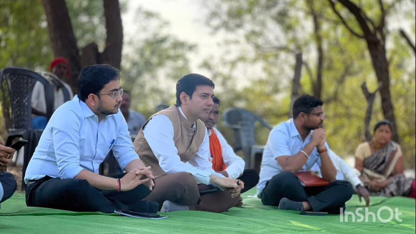 बास्तानार: धुरागाँव में कलेक्टर ने स्वच्छता दीदियों से की मुलाकात, ODF प्लस मॉडल विलेज बनाने पर हुई चर्चा