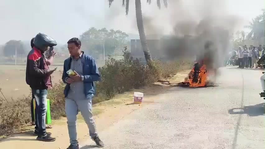 বান্দোয়ান: হঠাৎ চলন্ত বাইকে আগুন!এ কি কান্ড বান্দোয়ানে