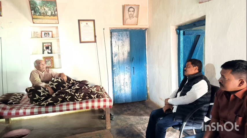 तोकापाल: चित्रकोट विधायक विनायक गोयल ने डिमरापाल में पद्मश्री धर्मपाल सैनी से सौजन्य मुलाकात कर उनके हालचाल जाना