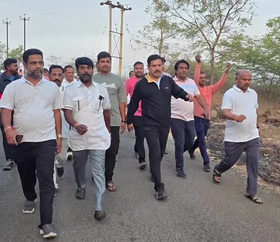 ಜಮಖಂಡಿ: ನಗರದ ರಾಮತೀರ್ಥ ನಗರದಲ್ಲಿ ವಾಯು ವಿಹಾರ ನೆರವೇರಿಸಿದ ಬಿಜೆಪಿ ರಾಜ್ಯಾಧ್ಯಕ್ಷ ಬಿ.ವೈ.ವಿಜಯೇಂದ್ರ