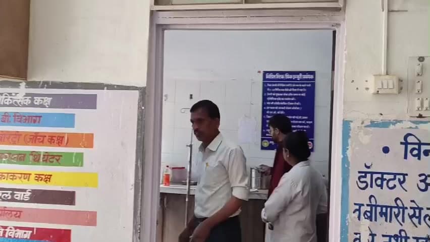 मोहन बड़ोदिया: मंडोदा जोड़ के पास बाइक से गिरकर महिला घायल, सीएचसी मोहन बड़ोदिया में बिना यूनिफॉर्म के डॉक्टर ने किया उपचार