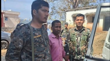 गारू: पलामू: गारु प्रखंड कार्यालय में अमीन मुनि देव सिंह ₹7000 रिश्वत लेते गिरफ्तार