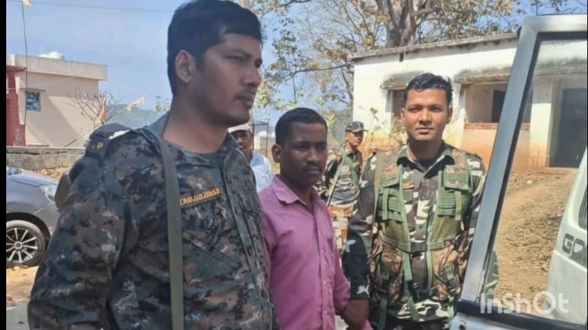 गारू: पलामू: गारु प्रखंड कार्यालय में अमीन मुनि देव सिंह ₹7000 रिश्वत लेते गिरफ्तार