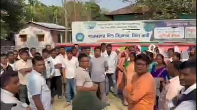 ডুমডুমা: শংকৰদেৱ শিশু নিকেতন ফিল'বাৰীত নিকেতন খোলাৰ দাবীত প্লেকাৰ্ড লৈ শিক্ষাৰ্থী সকলৰ মৌন প্ৰতিবাদ