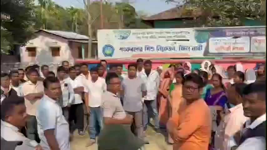 ডুমডুমা: শংকৰদেৱ শিশু নিকেতন ফিল'বাৰীত নিকেতন খোলাৰ দাবীত প্লেকাৰ্ড লৈ শিক্ষাৰ্থী সকলৰ মৌন প্ৰতিবাদ