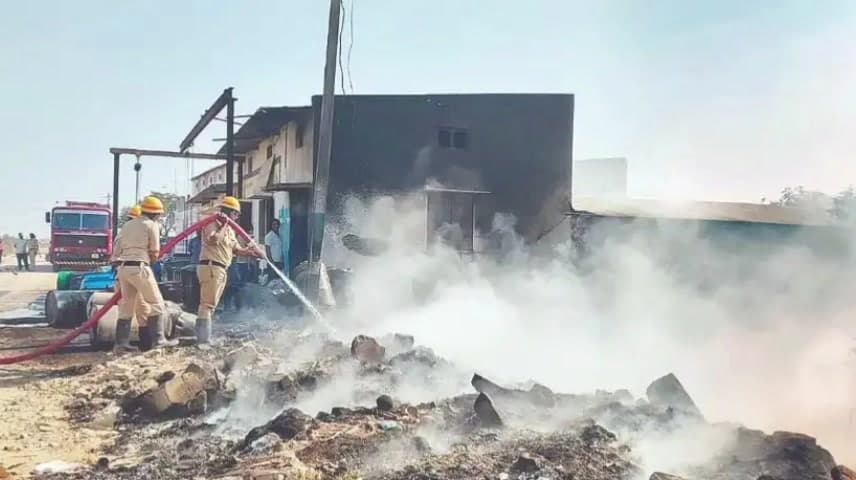 ಸಿರವಾರ: ಪರಿವರ್ತಕ ದುರಸ್ತಿ ಕೇಂದ್ರಕ್ಕೆ ಬೆಂಕಿ : ಲಕ್ಷಾಂತರ ಮೌಲ್ಯದ ಸಾಮಾಗ್ರಿ ಸುಟ್ಟು ಭಸ್ಮ