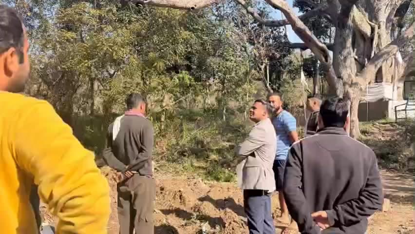 ढटवाल: सोहारी गांव के वाशिंदों के आह्वान पर प्रदेश नशा निवारण बोर्ड के निदेशक रुबल ठाकुर ने जेसीबी से बनाई सड़क