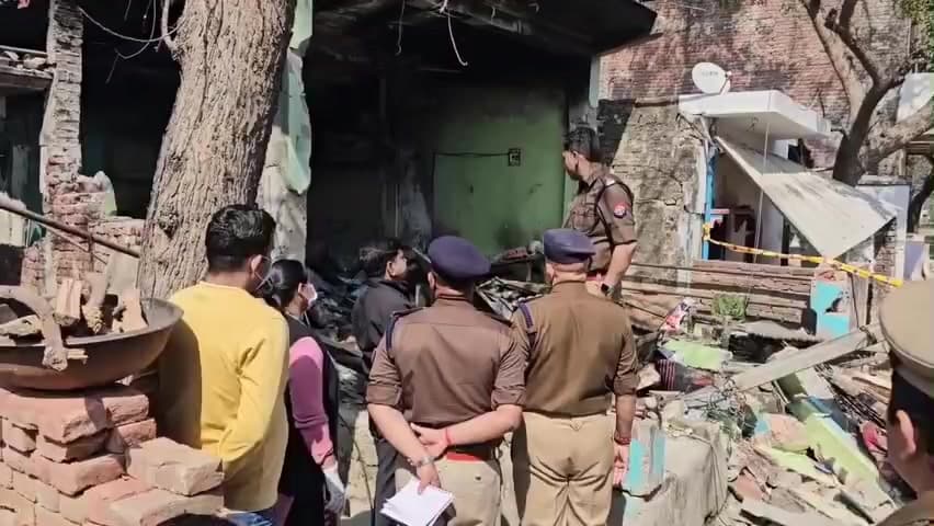 #सलोन साहबगंज बाजार मे घर मे रखे पटाखों मे आग लगने संबंधित प्रकरण मे SP #रायबरेली रवि कुमार ने घटनास्थल का निरीक्षण किया
