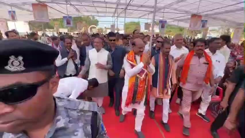 कनवास: लोकसभा अध्यक्ष और ऊर्जा मंत्री ने कनवास में करोड़ों रुपये के विकास कार्यों का लोकार्पण व शिलान्यास किया