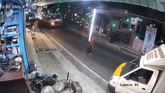 தோவாளை: திருட்டுவிளையில் பேருந்து வருவதை கவனிக்காமல் சாலையை கடக்க முயன்ற பெண் அதிர்ஷ்டவசமாக உயிர் தப்பினார்.