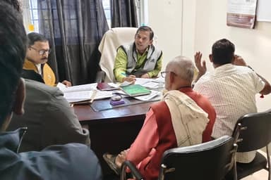 हलसी: हलसी अंचल कार्यालय में अंचलाधिकारी ने जनता दरबार में भूमि विवाद संबंधी मामलों की सुनवाई की